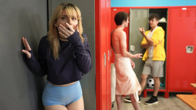 [CrazyCollegeGFs] Evie Christian ? Locker Room Loads