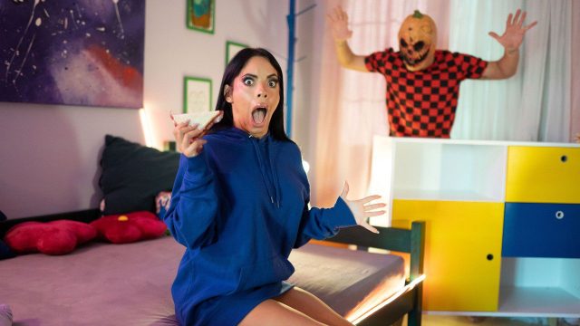 FakehubOriginals ? Megan Fiore ? Housemates Halloween Prank